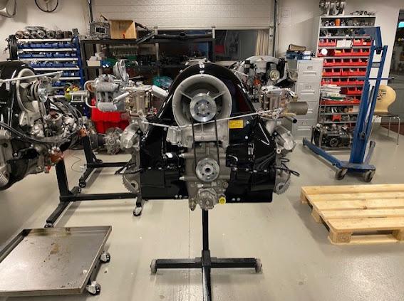 Air-cooled engine with exhausts and intake runners, packed on a pallet