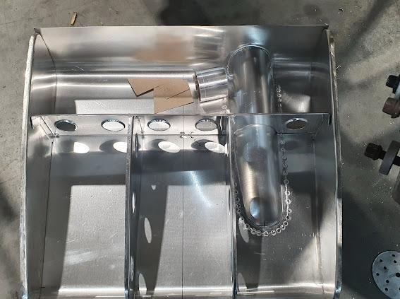 Oil cooler mounted in the nose of the 550